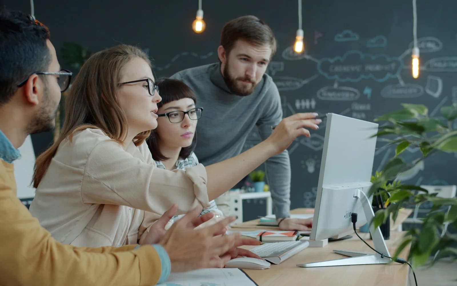 Stockfoto eines Teams bei der Zusammenarbeit als Bild für Prozesse, Unterstützung und Vertriebssystem